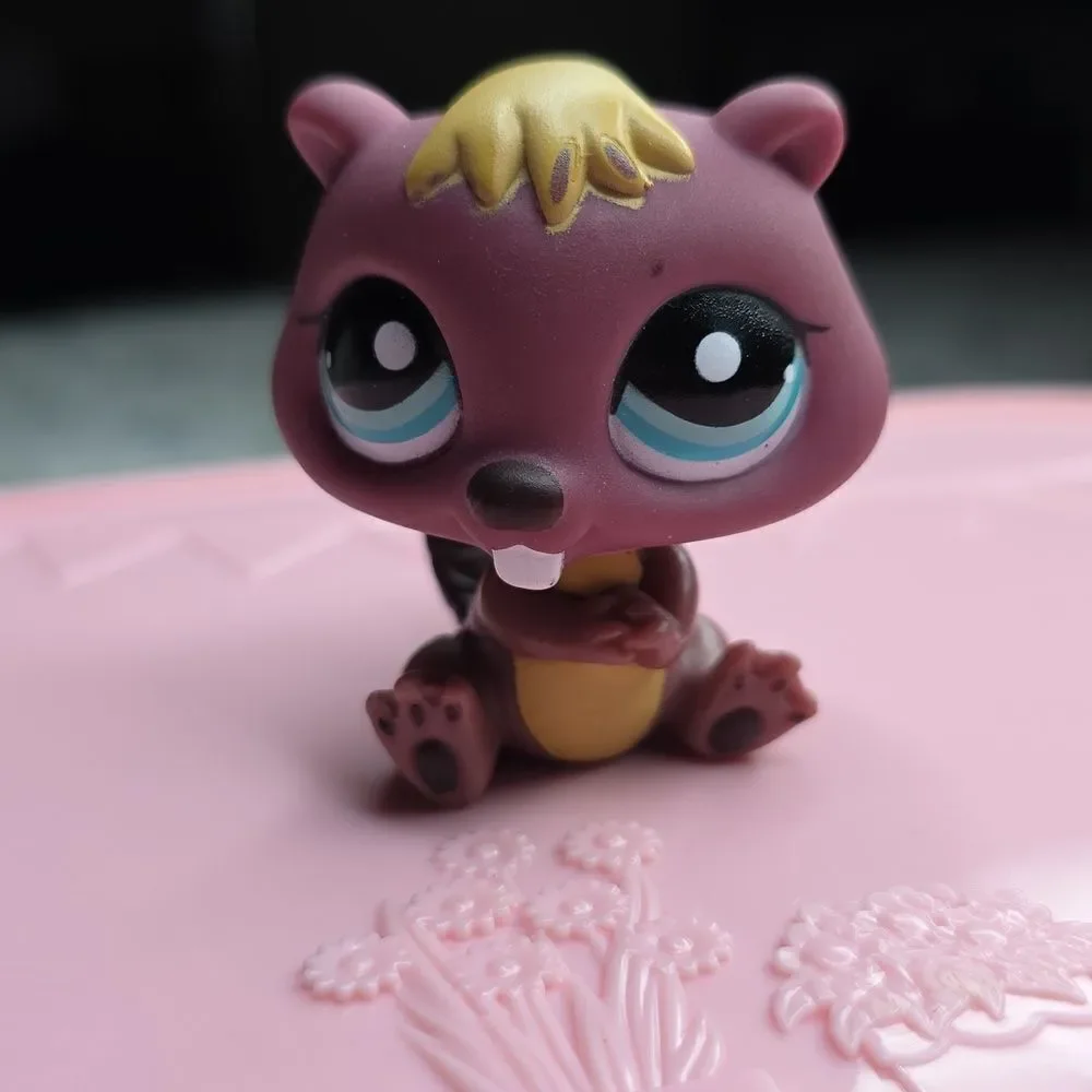 Hasbro Littlest Pet Shop #810 Beaver Deep Purple Maroon Blue Dot Eyes Toothy LPS